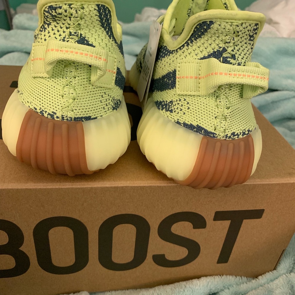 Brand New YEEZY Boost 350 V2 Frozen Yellow size 7m - Picture 3 of 8